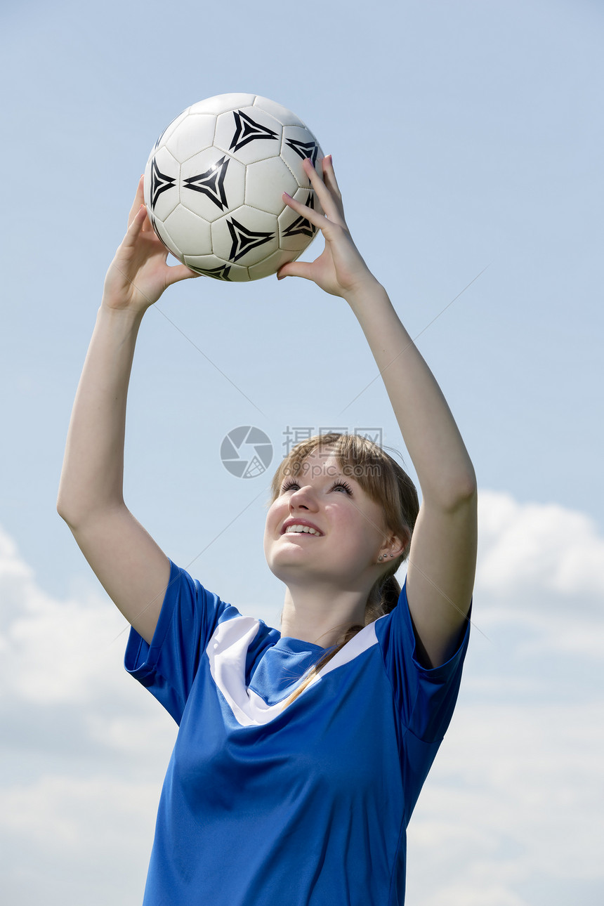 年轻的足球女子公园游戏女孩蓝色娱乐女性联盟活动白色闲暇图片
