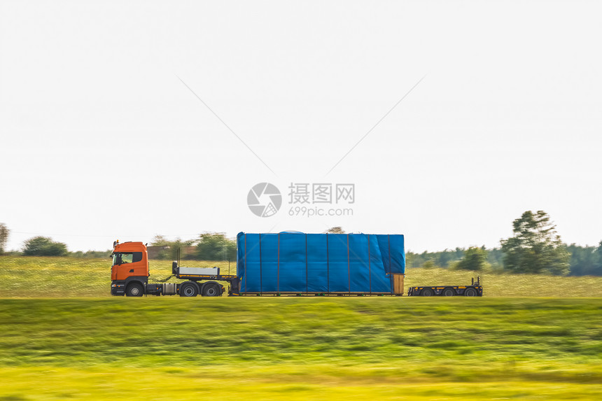 国家公路上卡车国家货运商品船运发动机运输土地货物货车速度图片