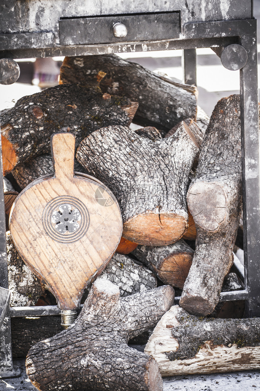 西班牙中世纪集市的木柴炉灶资源柴堆壁炉树干火炉日志燃烧木材森林金属图片