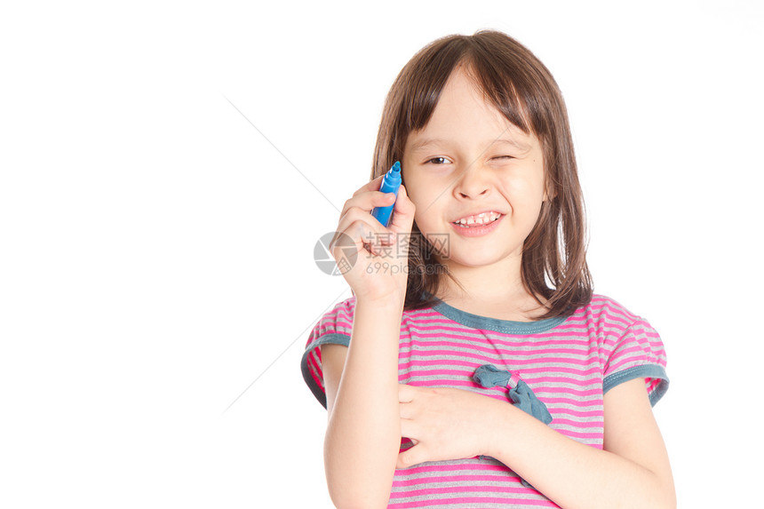 年轻女孩在虚拟机上用蓝标记写字微笑写作绘画孩子屏幕白色快乐学生木板空白图片