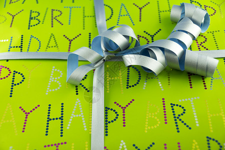 生日快乐惊喜包装礼品礼物黄色生日盒子绿色蜡烛展示背景图片