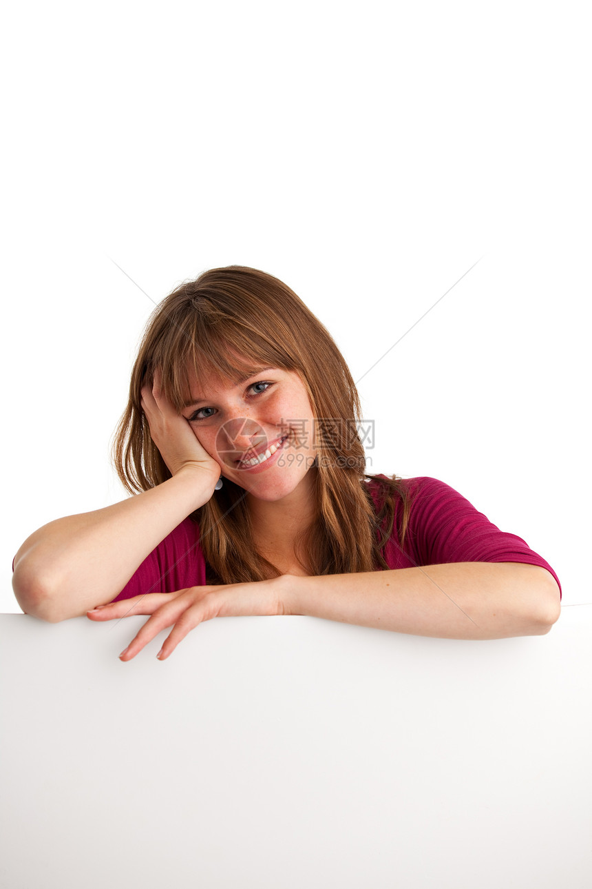 持有空白标志的黑褐色女孩青年粉色广告牌喜悦头发女性微笑横幅黑发图片