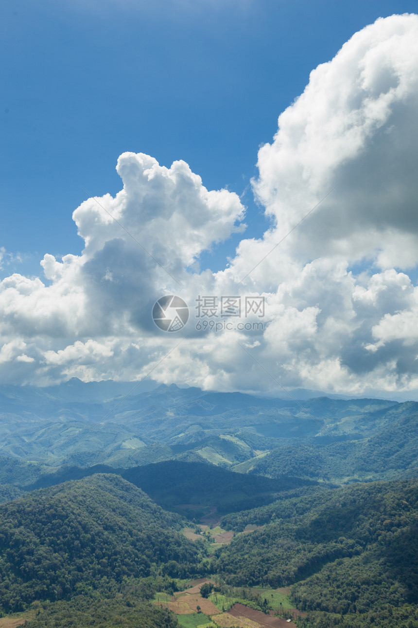 山区 森林和天空季节场地日落旅行场景绿色爬坡丘陵乡村土地图片