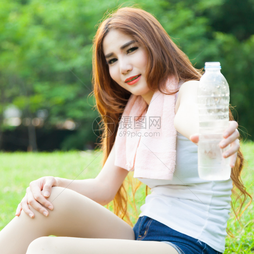 妇女拿着水瓶饮用运动公园闲暇乐趣女性女士塑料女孩玻璃黑色图片