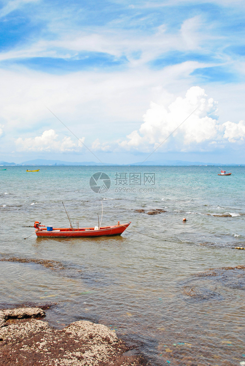 红船在海上海滩旅行石头红色天空白色旅游蓝色图片