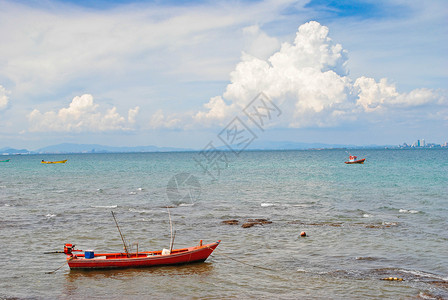 红船在海上白色红色旅游旅行海滩蓝色石头天空背景图片