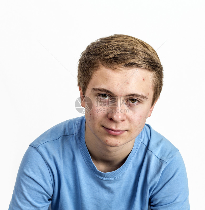 穿着蓝衬衫的男孩 在演播室装扮皮革男性青少年工作室思维白色头发粉刺男人成人图片