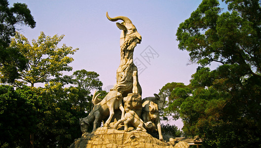 中国广州市五座山羊雕像历史性蓝色故事童话石头天空地标历史雕塑旅行背景图片