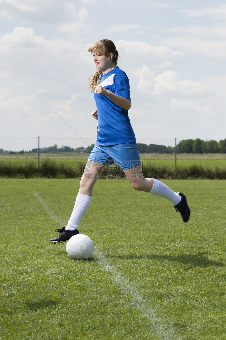 年轻的足球女子草地游戏蓝色娱乐女士白色公园玩家竞争运动图片
