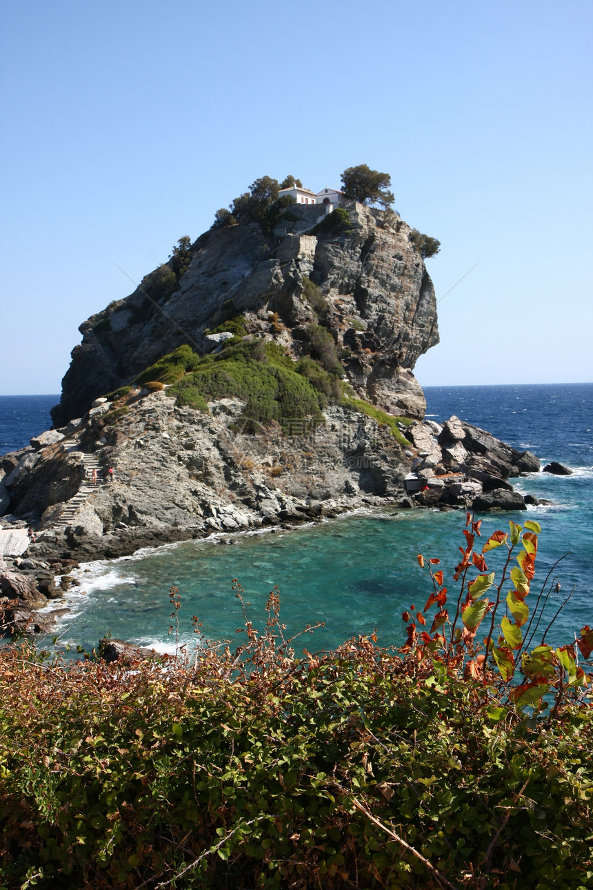 岩石上的教堂悬崖天空蓝色地平线海岸海景假期旅游图片