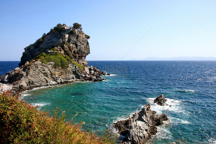 岩石上的教堂地平线蓝色海景海岸天空旅游假期悬崖图片