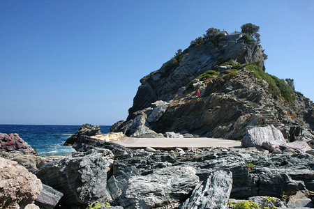 岩石上的教堂天空假期旅游海景海岸蓝色地平线悬崖背景图片