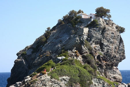 岩石上的教堂天空地平线悬崖蓝色海岸海景假期旅游背景图片