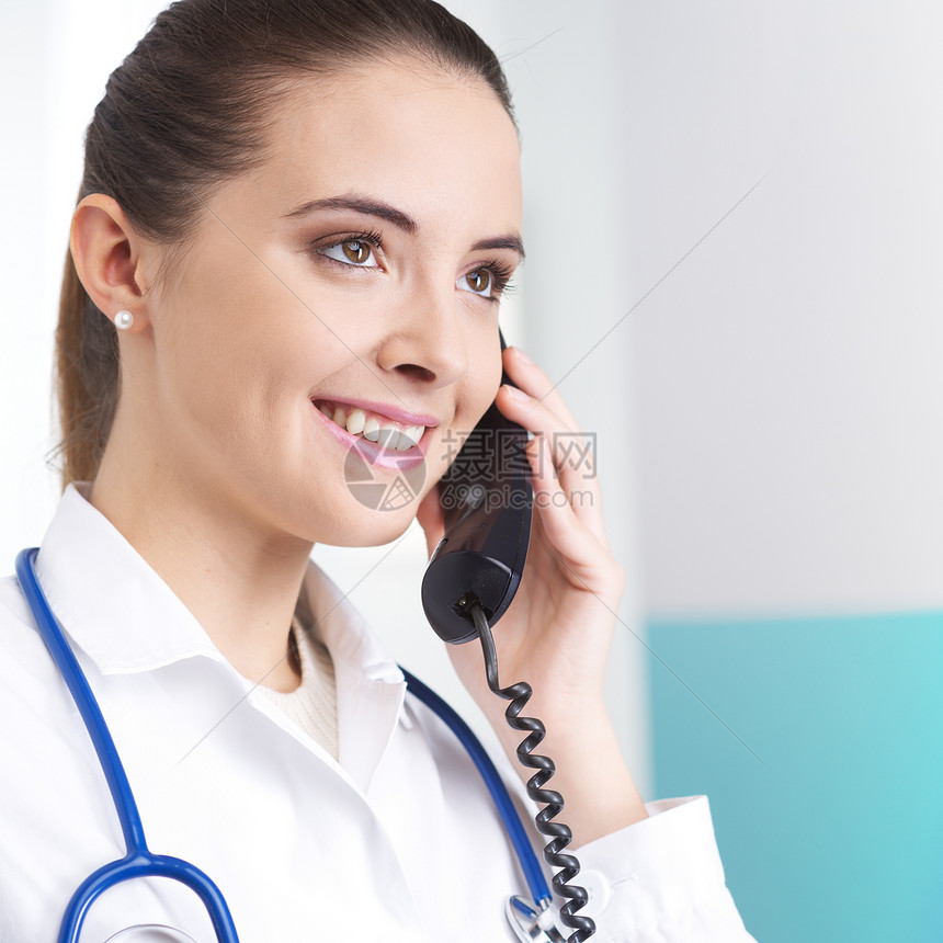 电话医生快乐医护人员沟通女性医疗服务工作服手机诊所女子图片