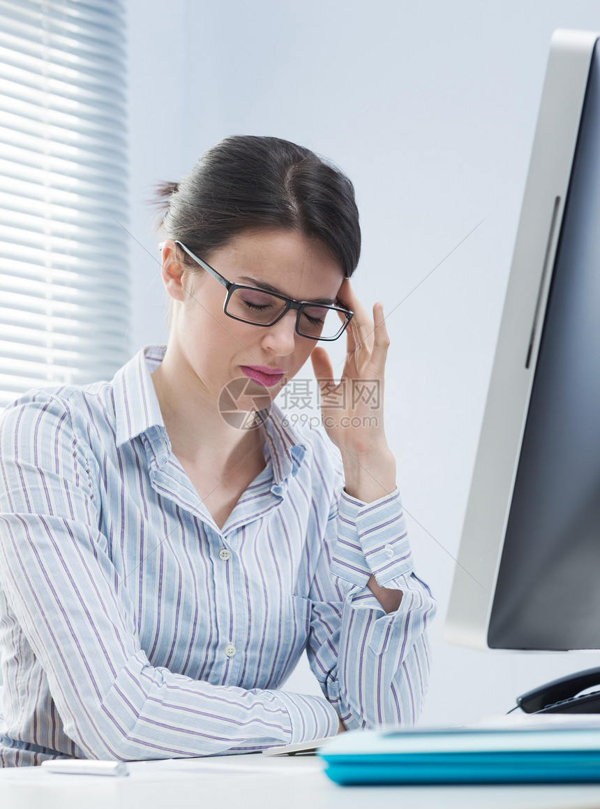 患有头痛的疲劳女商务人士眼镜设备女士疾病情绪电脑寺庙女性办公室身体图片