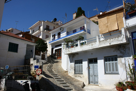 希腊村街道历史性建筑学石头鹅卵石蓝色格言房屋旅游白色背景图片