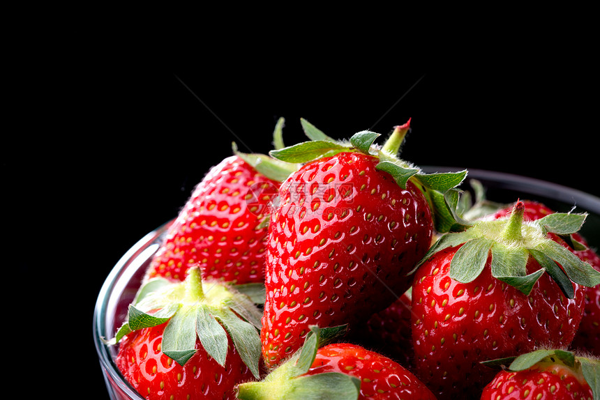 碗里有美味的草莓福利素食黑色玻璃蔬菜肉质水果红色节食背景图片