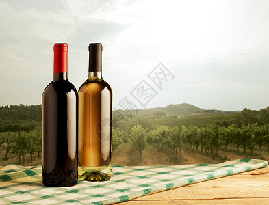 白酒勾调带有前方葡萄酒瓶的农村景观背景