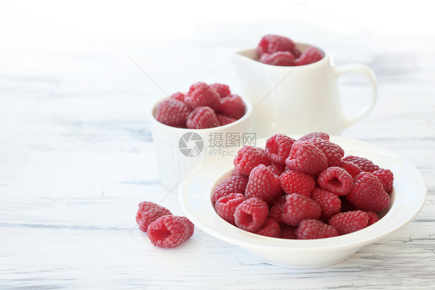 草莓白色焦点木头桌子水果园艺背景季节性果味制品图片
