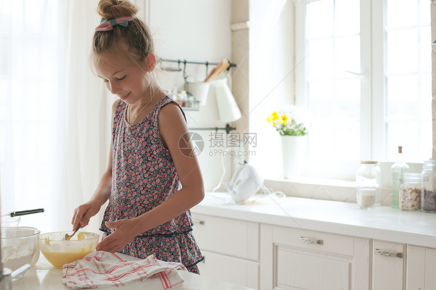 儿童烹饪厨师乐趣女儿面团青春期童年生活白色孩子家庭图片