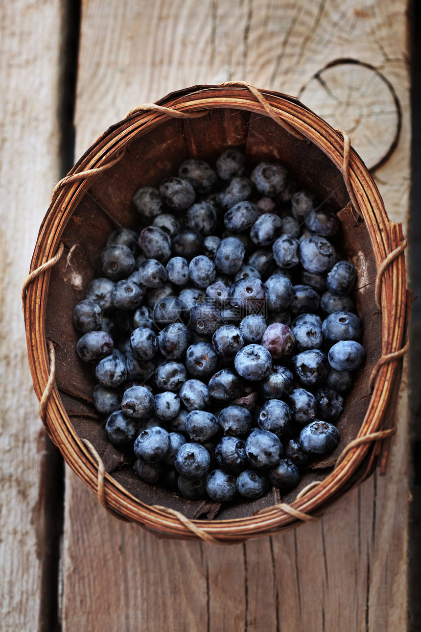 蓝莓食物乡村静物浆果市场木头蓝色桌子餐巾勺子图片