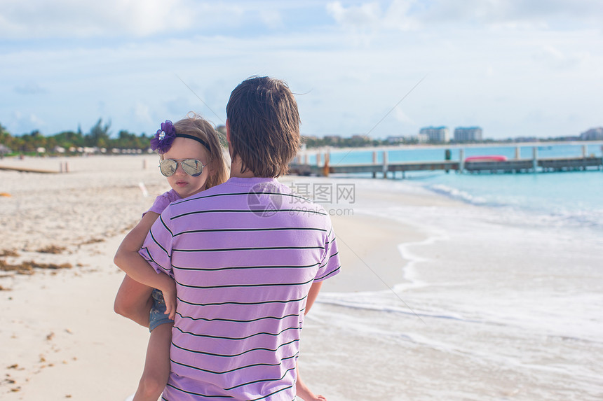 快乐的父亲和他可爱的小女儿 在海滩上婴儿海岸海滨爸爸喜悦海岸线假期异国男人支撑图片