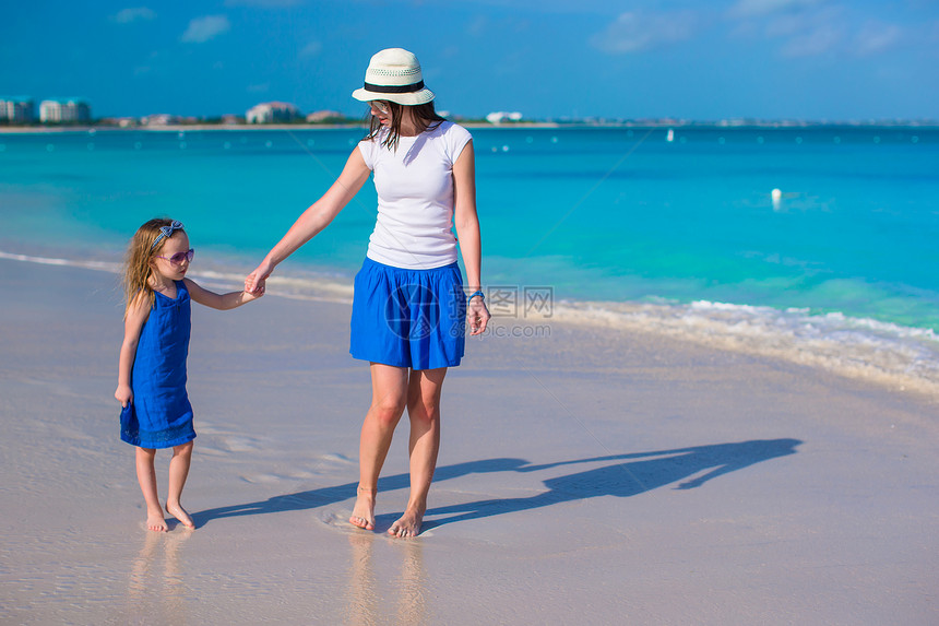 在热带海滩上的母亲和她的小女儿在热带海滩上异国成人婴儿海岸父母享受孩子旅游父亲童年图片