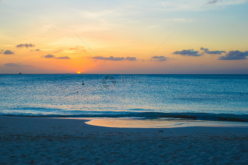 特克斯和凯科斯群岛普罗维登夏莱斯美丽的日落旅行海景蓝色游客天空血管热带旅游海岸线海浪图片