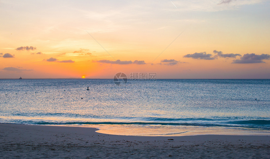 特克斯和凯科斯群岛普罗维登夏莱斯美丽的日落橙子海浪海岸线旅游海洋天空假期地平线蓝色游客图片