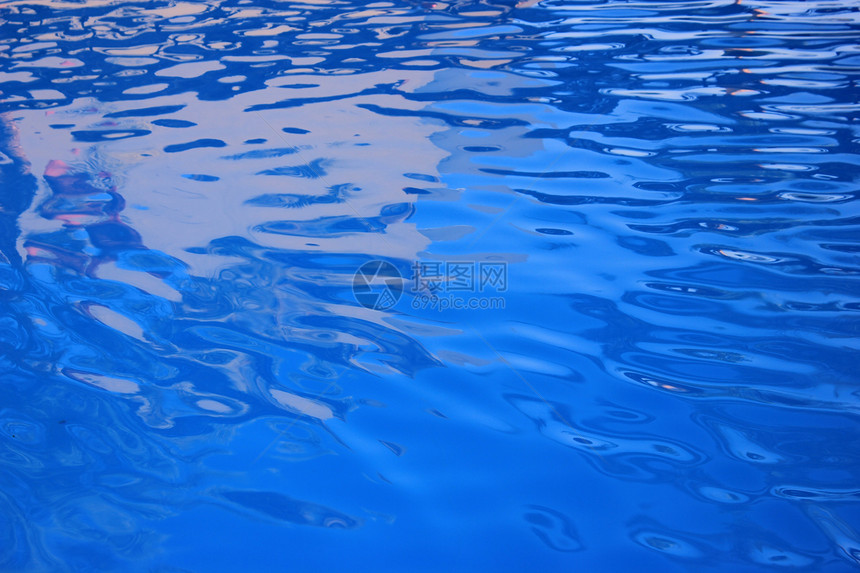 蓝蓝色水环境海浪阳光涟漪水池液体射线游泳海洋波纹图片