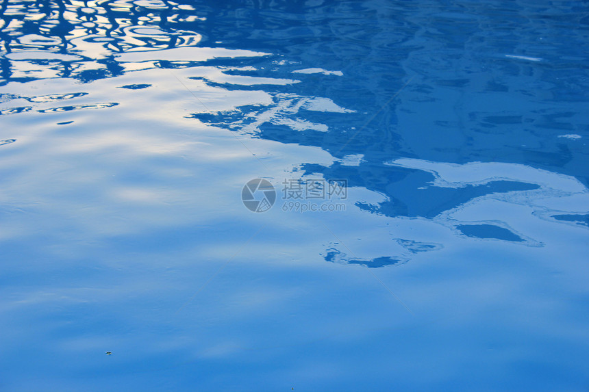 蓝蓝色水海浪波纹热带涟漪射线反射海洋水池浅滩游泳图片