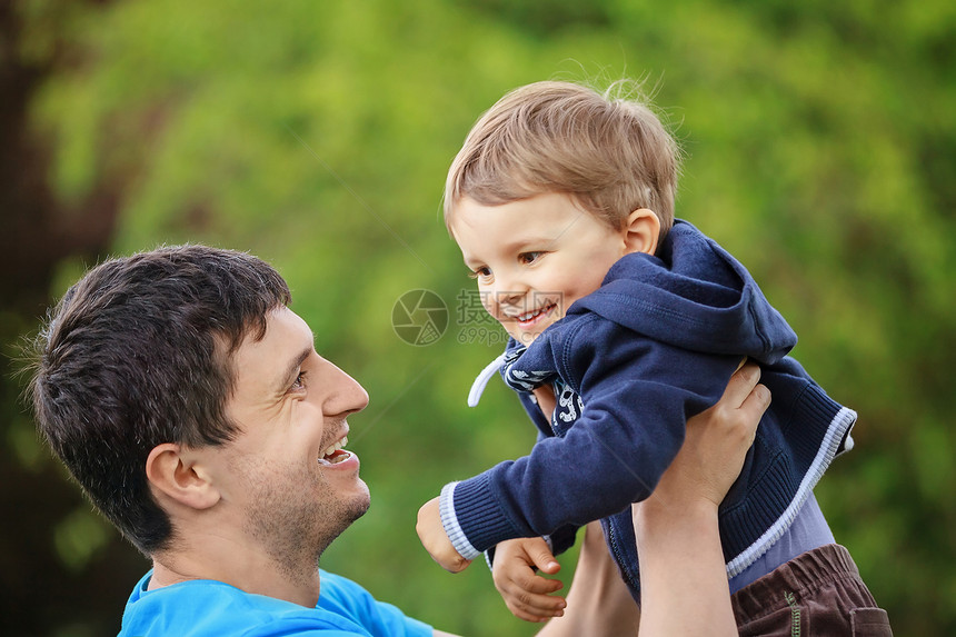 父亲与儿子一起玩乐趣身份家庭喜悦晴天童年情感闲暇男人孩子图片
