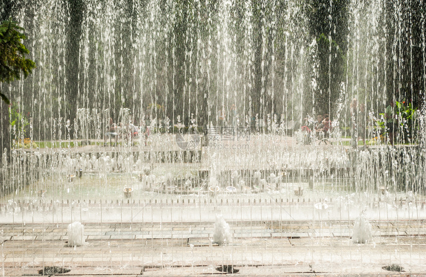 城市喷泉旅游休息喷射溪流中心假期正方形绿色喷口白色图片