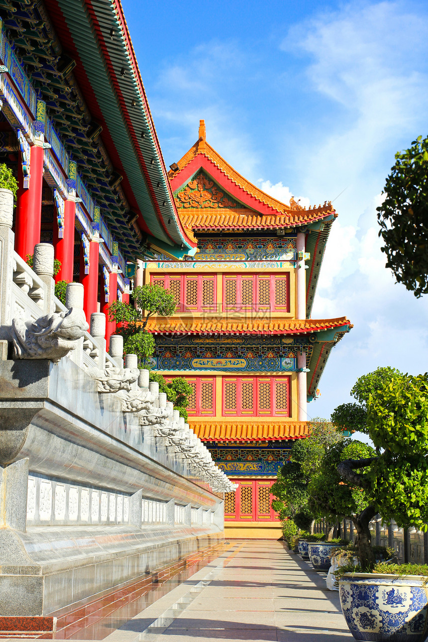 诺萨布冷新宜的中华传统风格寺庙地标蓝色文化佛教徒历史旅行建筑学旅游城市游客图片