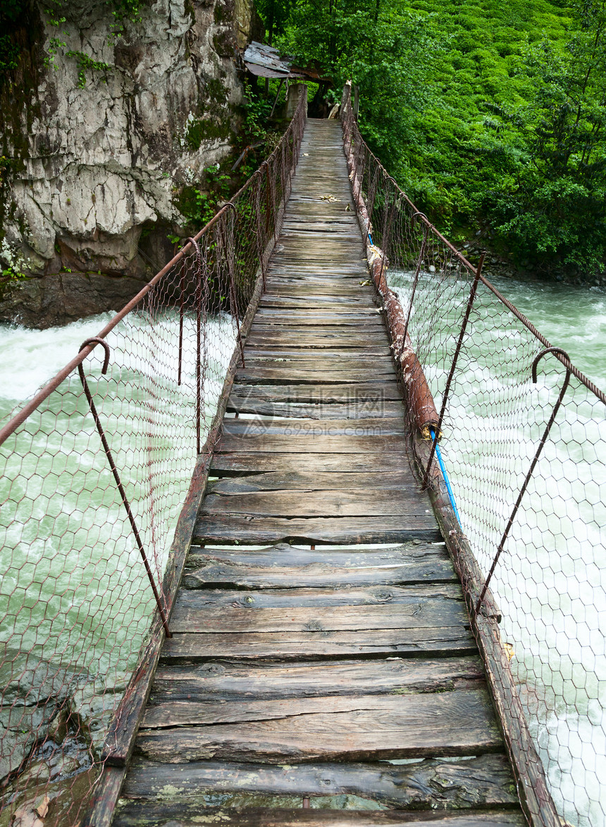 暂停行走桥远足旅行天桥绳索行人人行道风险小路激流溪流图片