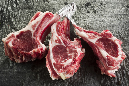 肉猪肉牛肉香肠肉块羊腿饮食食物白色炖肉羊排背景图片