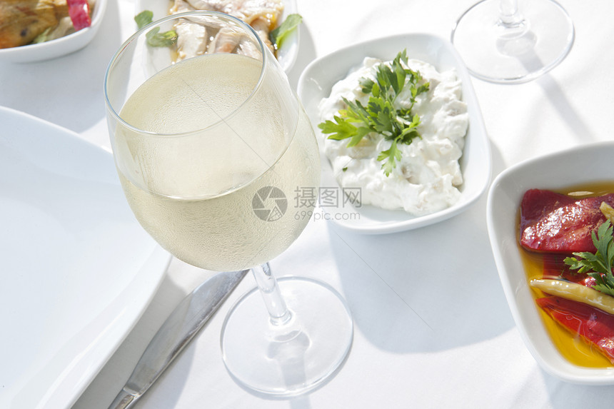 白葡萄酒和美食饮食盘子玻璃豆类蓝色三物桌布蔬菜方盘白酒图片