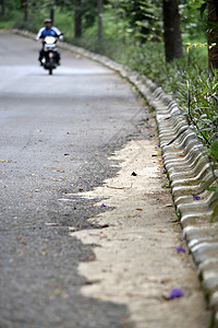 空道路摩托车混凝土块街道绿色植物背景图片