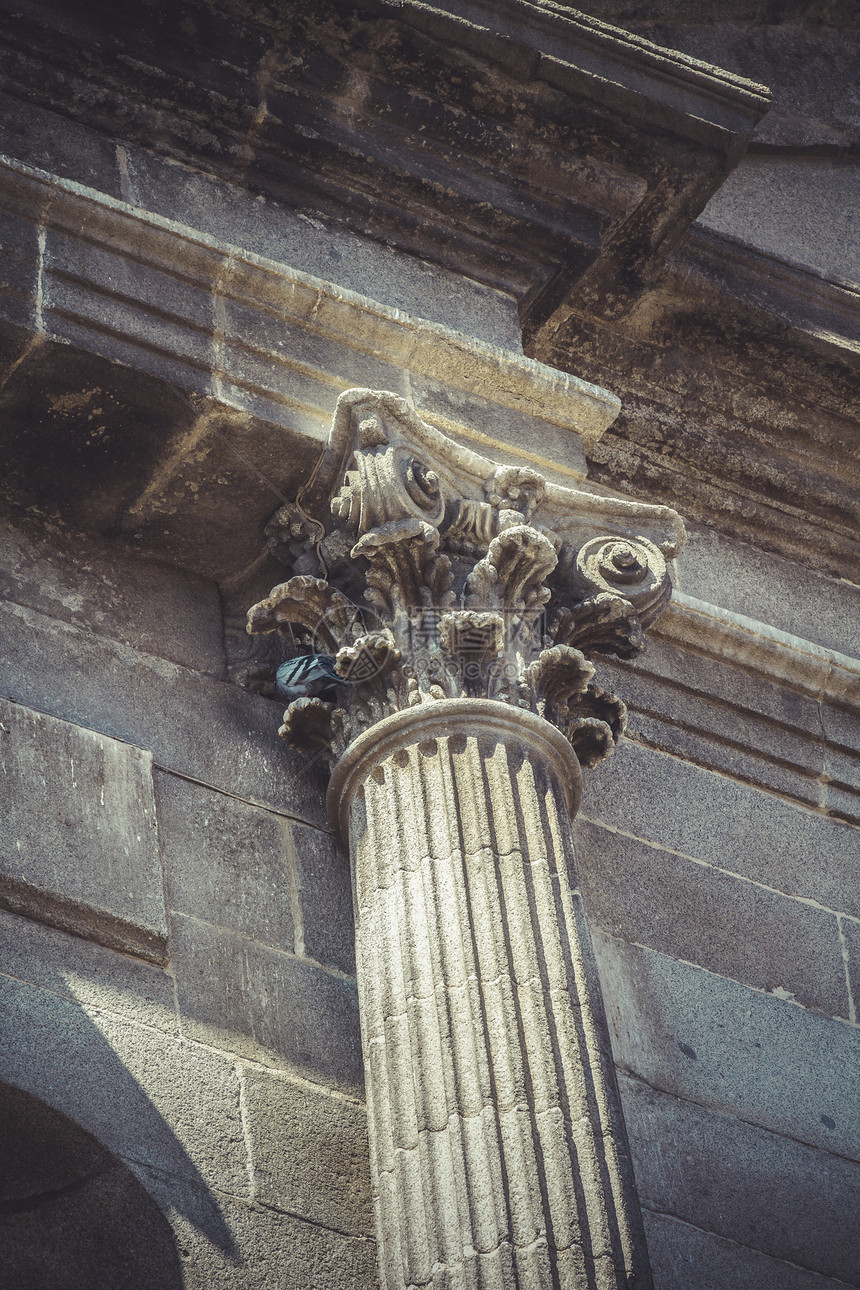 伏特 科林提安首都 斯普的旧建筑中的石柱图片