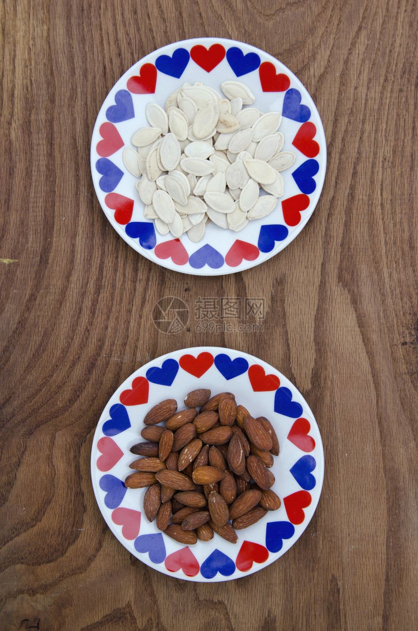 杏仁和南瓜种子 用红心陶瓷板图片