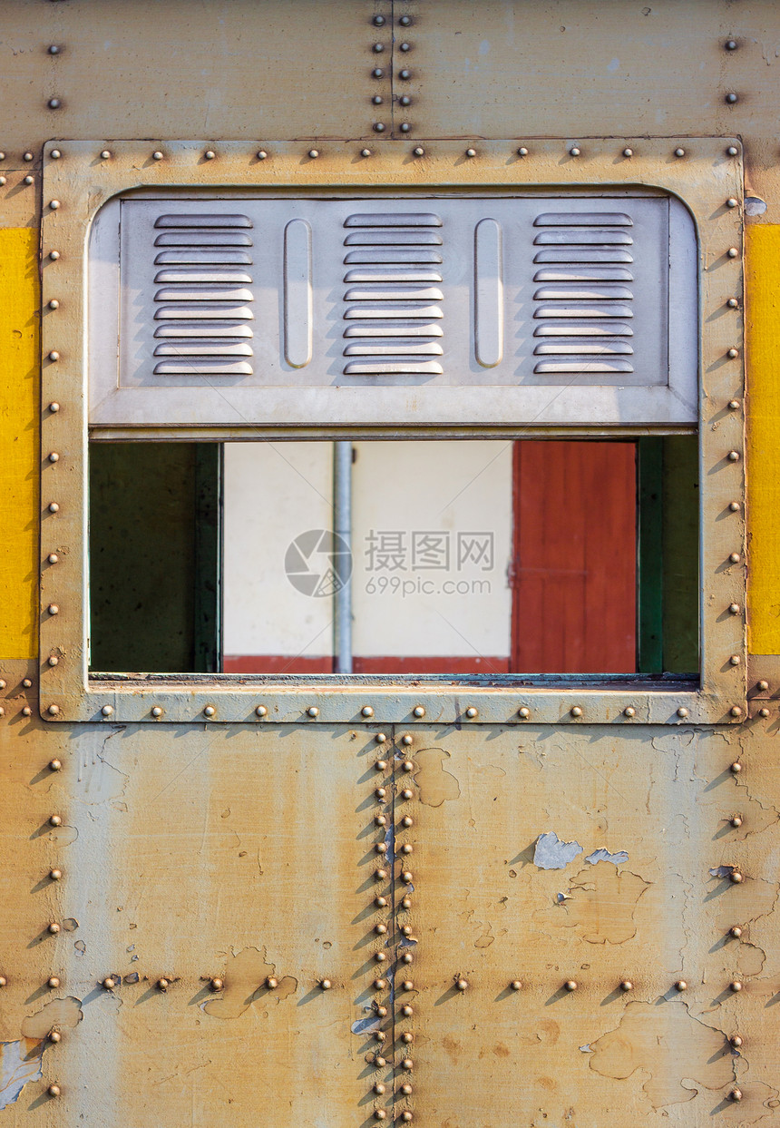 用旧列车装饰旧金属窗天空风化棕色货物古董铁路火车窗户图片