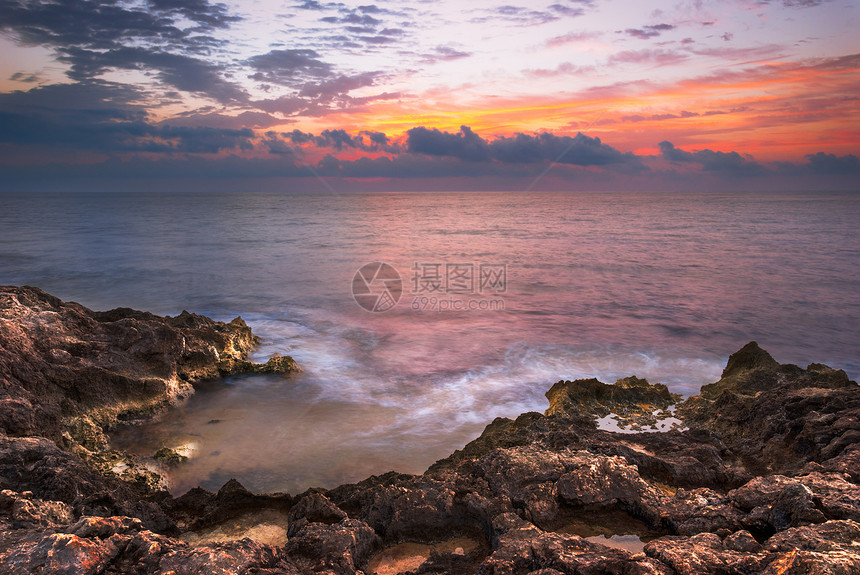 早晨落基海滩日落地平线岩石海浪石头橙子海洋反射天空风景图片