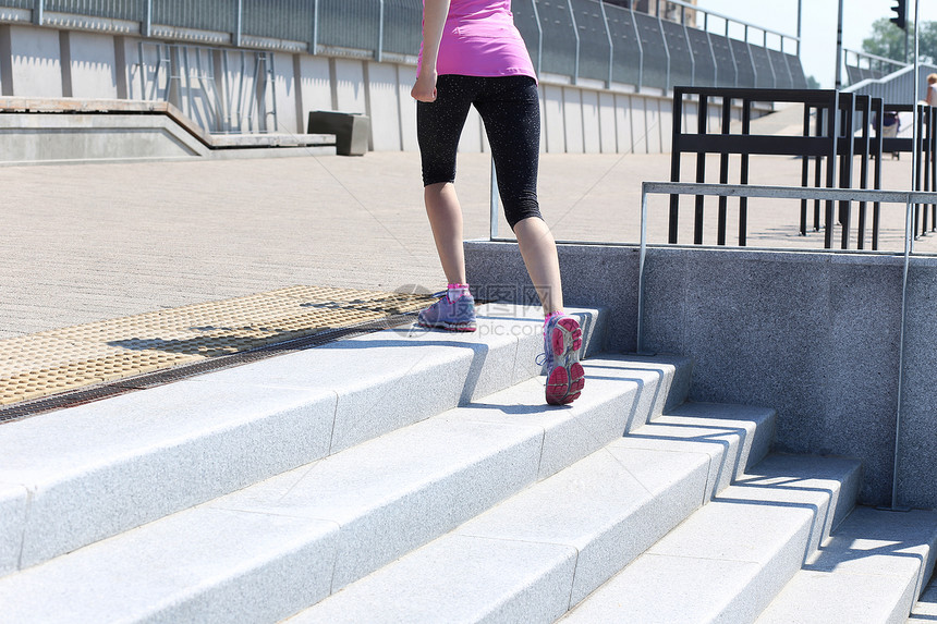 运动 有吸引力的女孩在街上奔跑衬衫跑步衣服有氧运动楼梯运动装青年身体街道活动图片