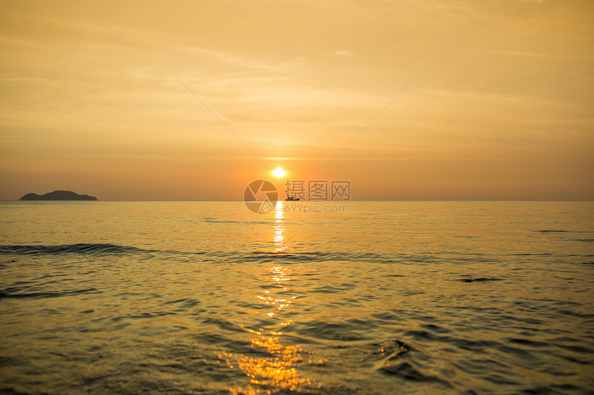 海上孤单的船反射生活天空旅行亮度蓝色海景海浪天际时间图片