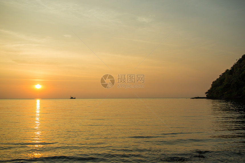 海上孤单的船时间太阳黄色反射生活天空海景海滩旅行黑色图片