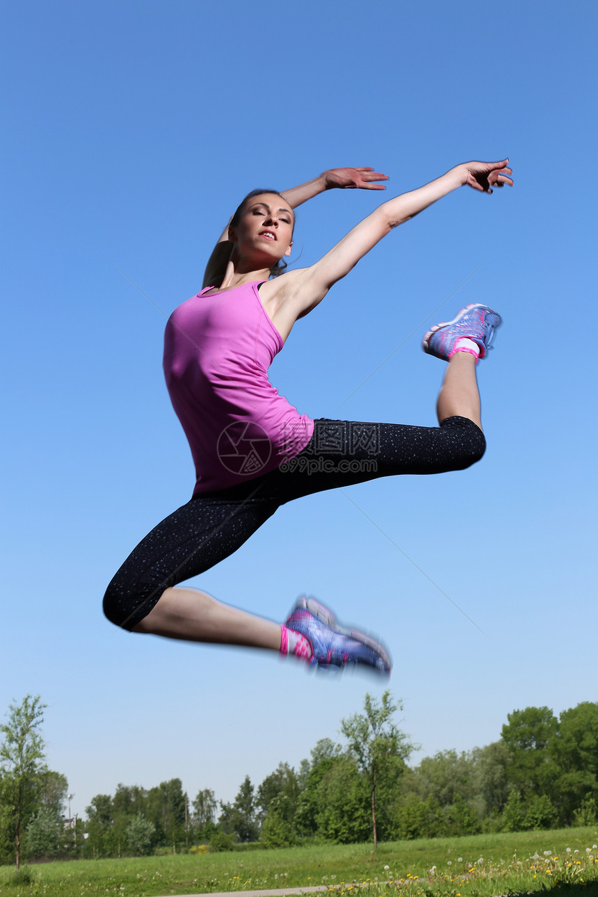 运动 空中有吸引力的女孩运动装发型阳光女性天鹅街道身体芭蕾舞公园衬衫图片
