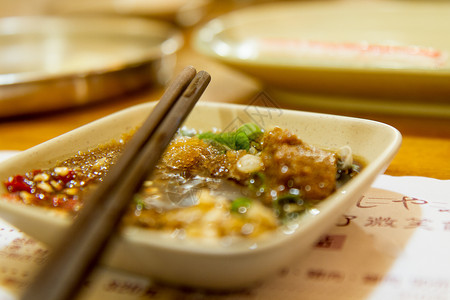 香料餐桌上的筷子 下面有中式菜单大豆美食烹饪盘子火锅绿色白色用餐文化蔬菜背景图片