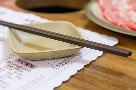 香料餐桌上的筷子 下面有中式菜单食物用餐文化美食盘子背景图片