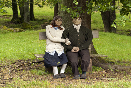 他们在乐园中牧歌长凳女士夫妻娃娃花园植物老年人旅行男人背景图片