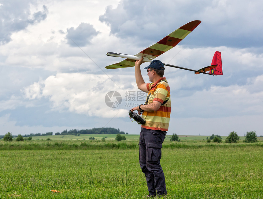 人射入天空 飞翔滑翔乐趣蓝色男人飞行员螺旋桨航空爱好航班翅膀发射图片